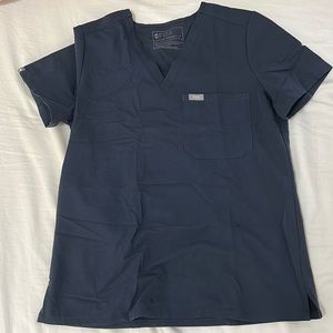 FIGS women’s Catarina one pocket scrub top in size small